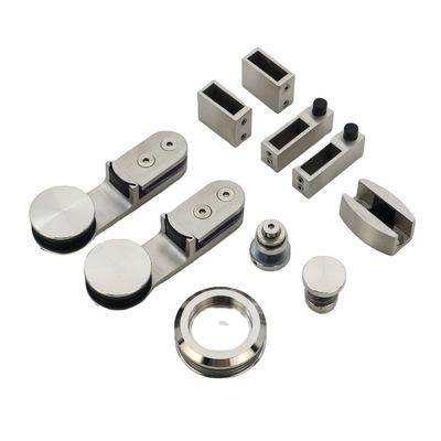 Glasrahmenlose Schiebetüren für Duschen in minimalistischem Design mit einer Dicke von 10 mm
