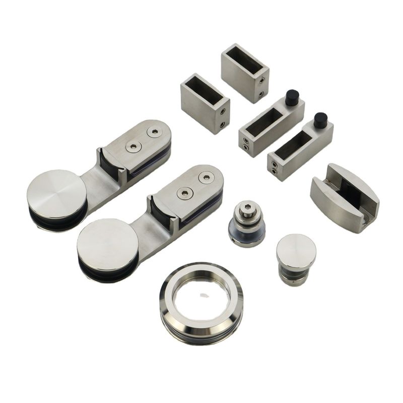 Glasrahmenlose Schiebetüren für Duschen in minimalistischem Design mit einer Dicke von 10 mm